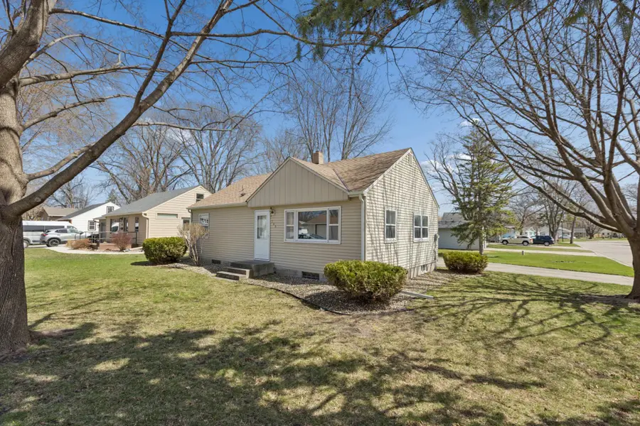 705 Ash Street Ne, Hutchinson, MN 55350 - #2