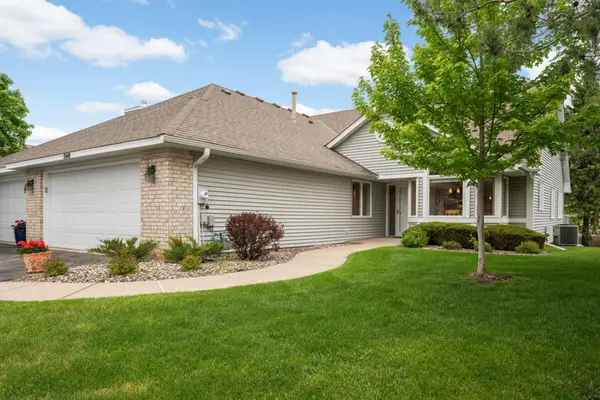 7160 Oak Pointe Curve, Bloomington, MN 55438