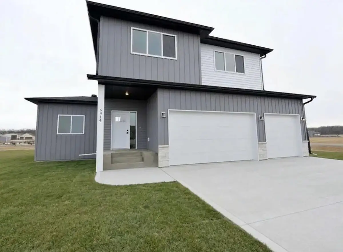 6914 3rd Street Nw, Moorhead, MN 56560 - #1