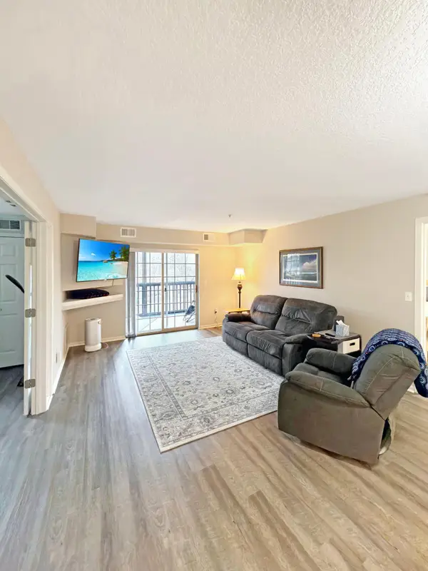 1350 Douglas Drive N #110, Golden Valley, MN 55422