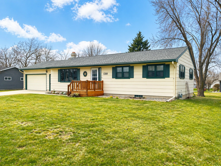 1318 W Chestnut Avenue, Olivia, MN 56277 - #2