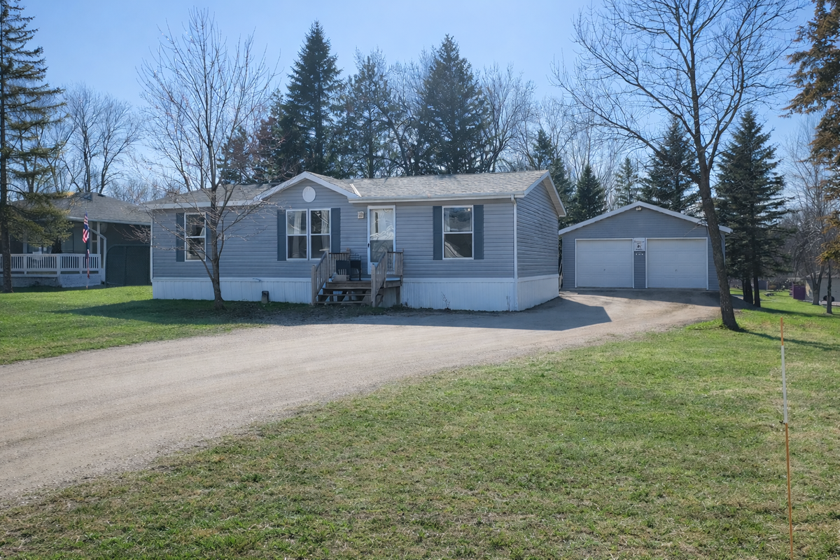 114 Pine Street Nw, New London, MN 56273 - #1