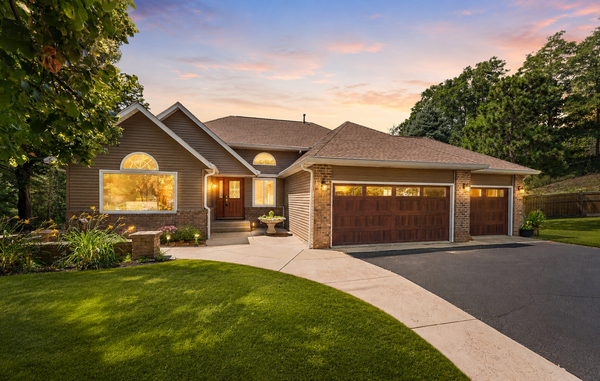 2330 Overlook Circle E, Maplewood, MN 55119