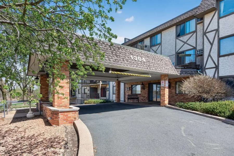 1304 W Medicine Lake Drive #119, Plymouth, MN 55441 - #2