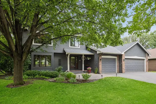 8290 W Lake Court, Chanhassen, MN 55317
