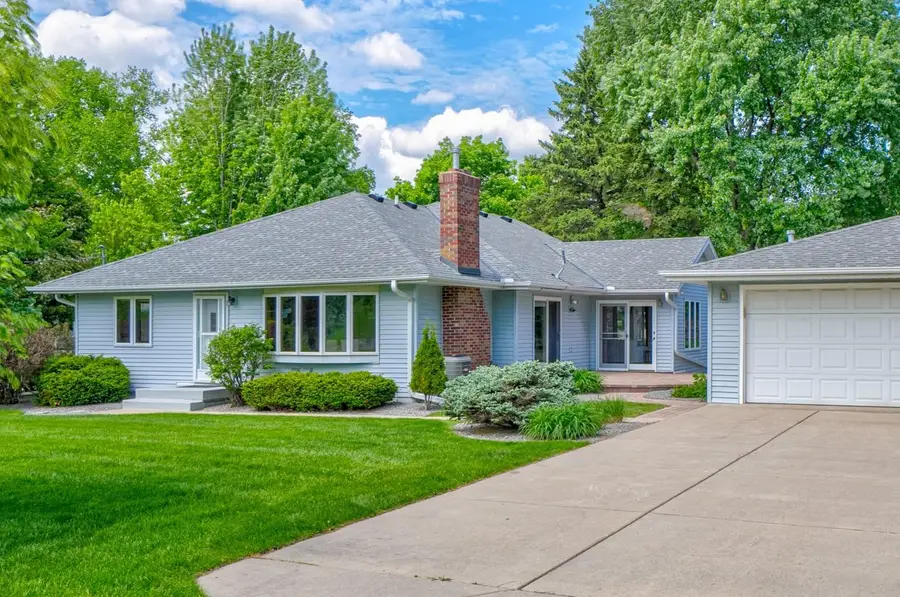 2201 Roselawn Avenue W, Roseville, MN 55113 - #2