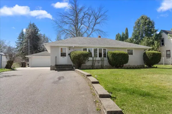 2368 Holloway Avenue E, Maplewood, MN 55109