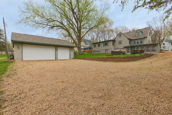 115 Lake Avenue E, Winsted, MN 55395