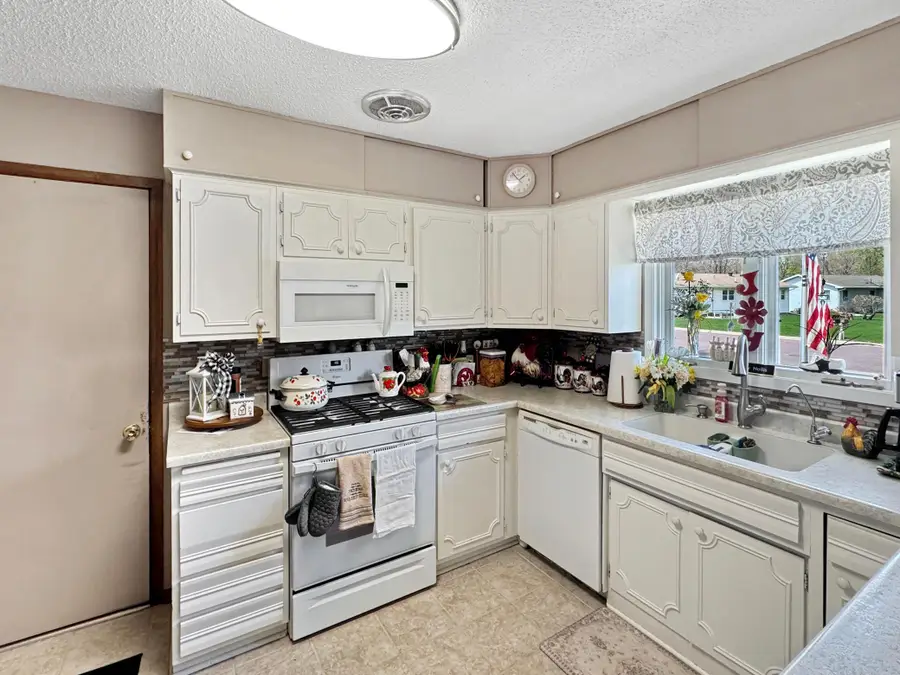 3207 Redwood Avenue, Slayton, MN 56172 - #3