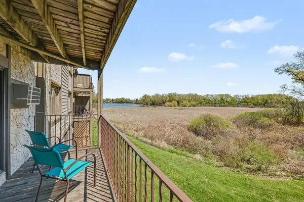 1304 W Medicine Lake Drive #221, Plymouth, MN 55441