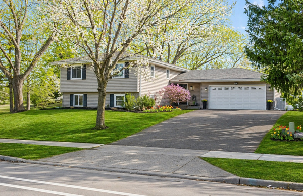 2946 Mcknight Road N, Maplewood, MN 55109