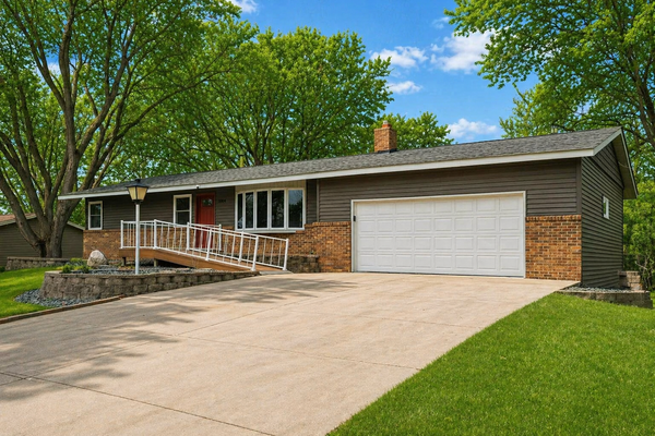 11004 Oak Knoll Terrace N, Hopkins, MN 55305
