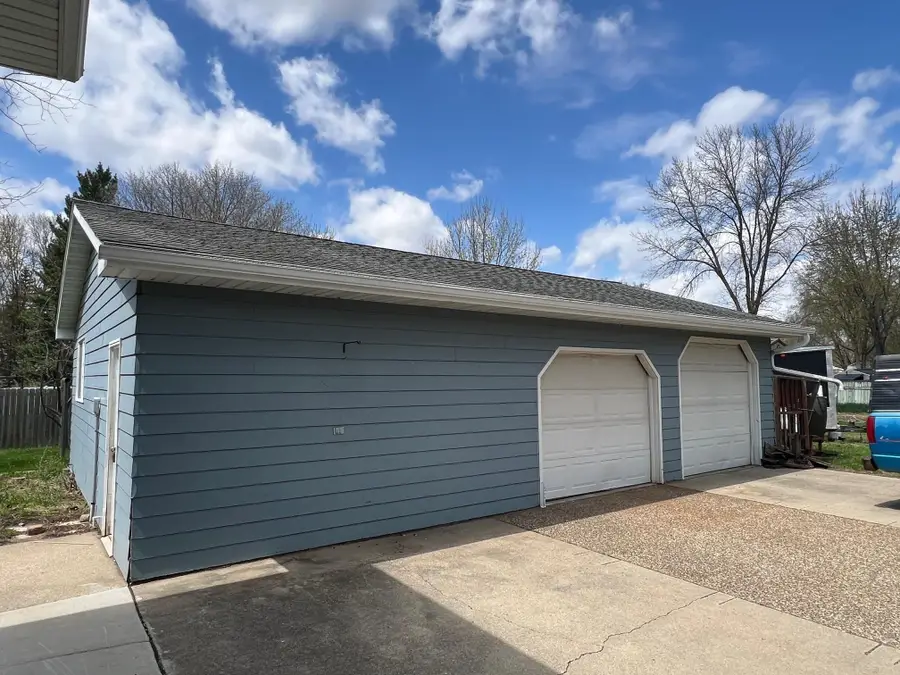 129 Nelson Street E, Litchfield, MN 55355 - #3