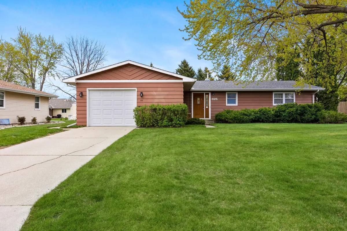 825 Spruce Street Ne, Hutchinson, MN 55350 - #1