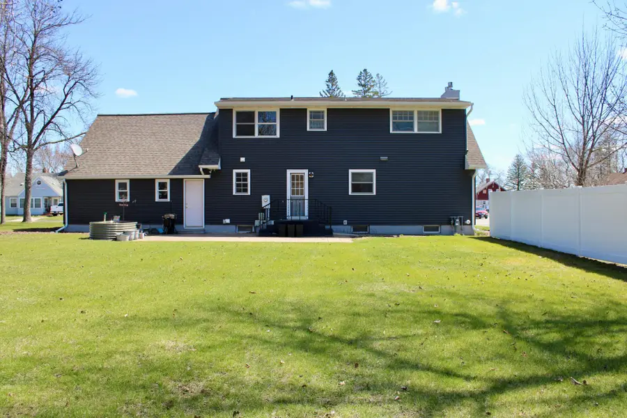 305 Arnold Avenue N, Thief River Falls, MN 56701 - #3