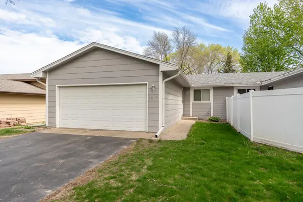 1031 Eastview Circle, Shakopee, MN 55379