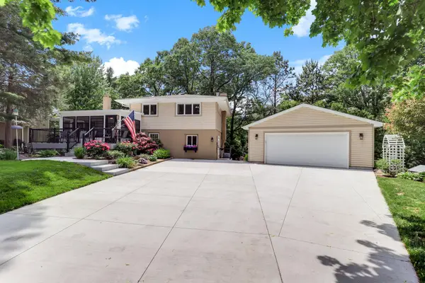 645 Warner Avenue S, Mahtomedi, MN 55115