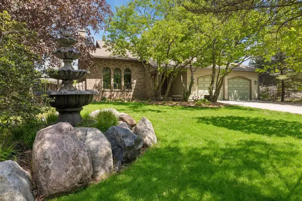717 Marie Avenue W, Mendota Heights, MN 55118