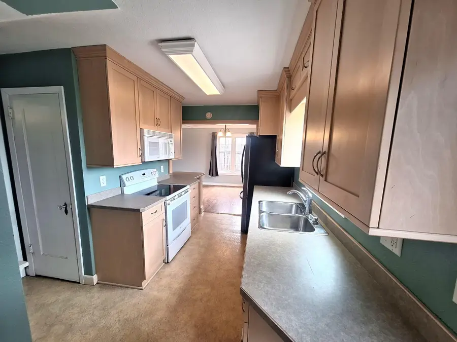 911 Emmerling Avenue, Walhalla, ND 58282 - #2