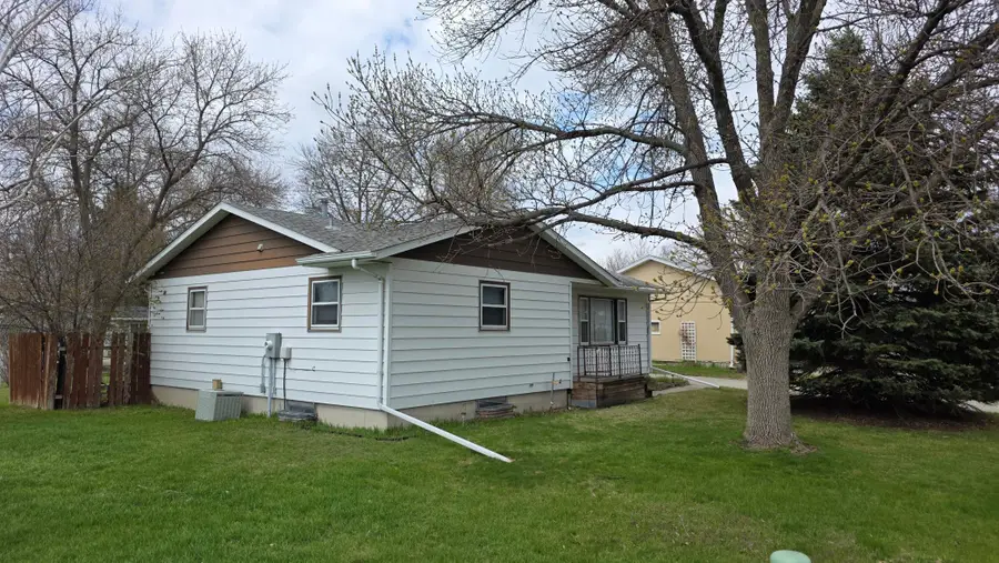 806 N 29 Street N, Fargo, ND 58102 - #2