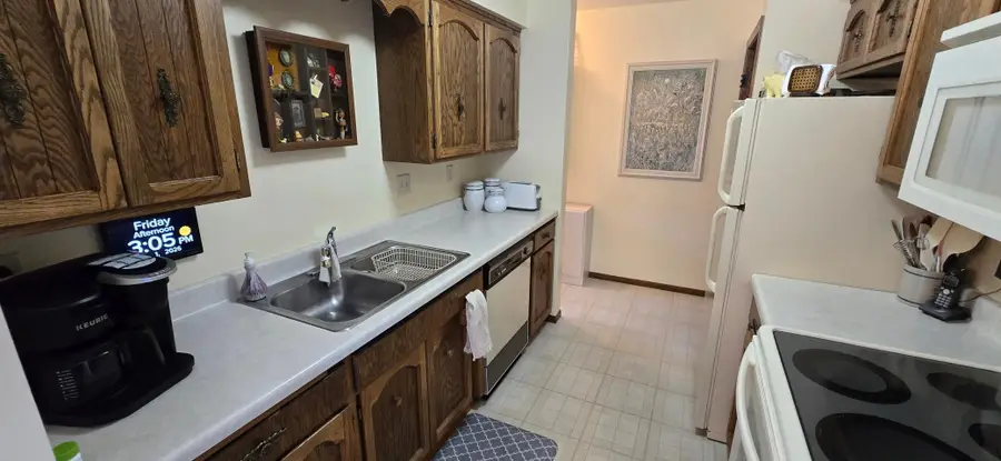 1402 E Gateway Circle S #H, Fargo, ND 58103 - #2