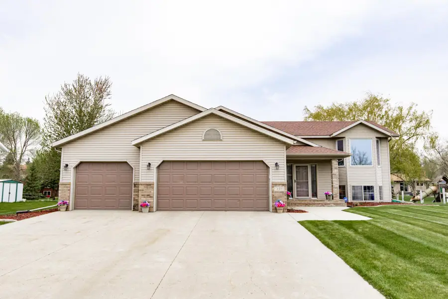 3511 42nd Avenue S, Fargo, ND 58104 - #3