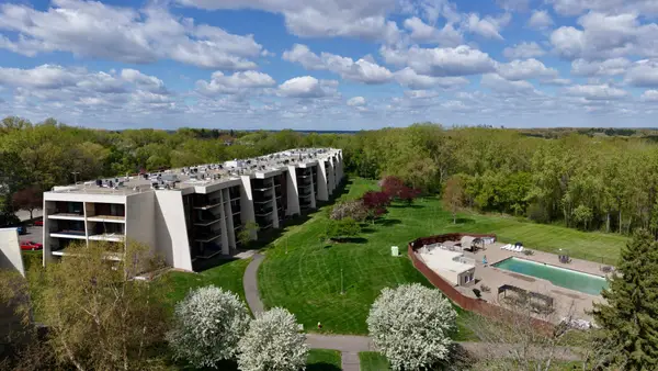 2455 Londin Lane E #219, Maplewood, MN 55119