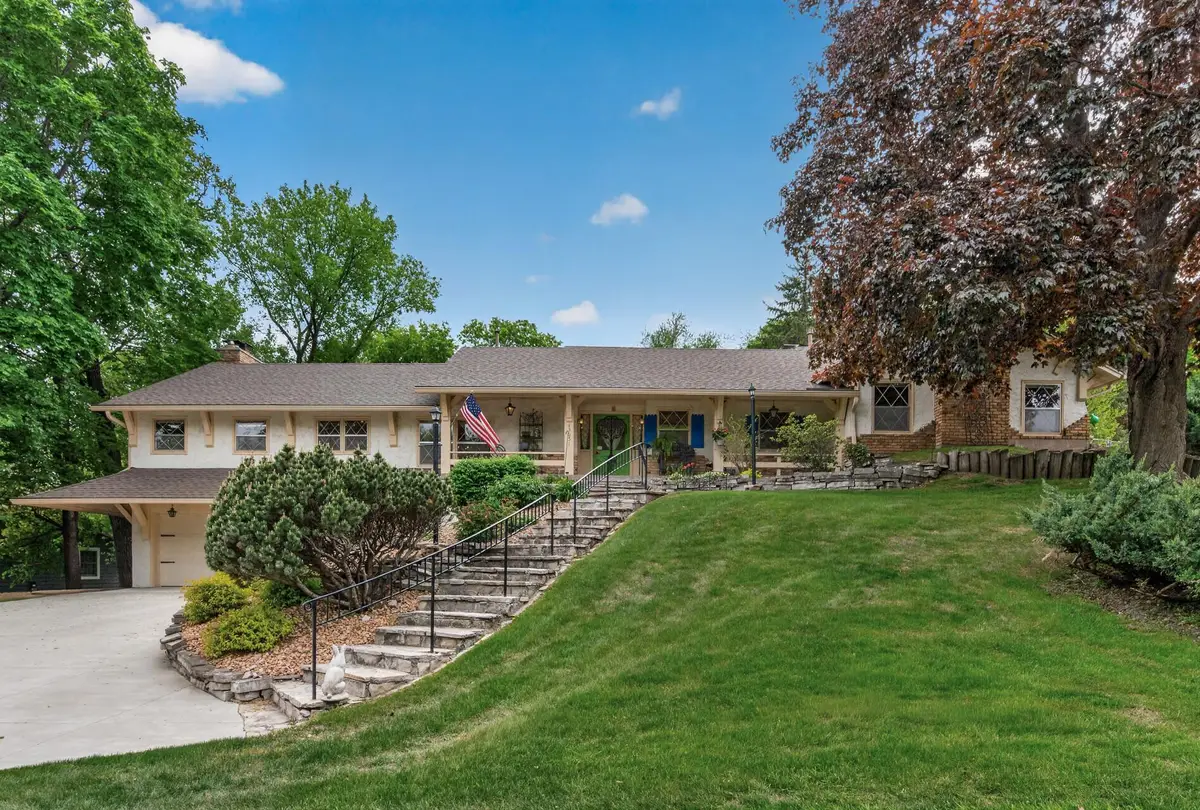 13651 Oakwood Curve, Burnsville, MN 55337 - #1