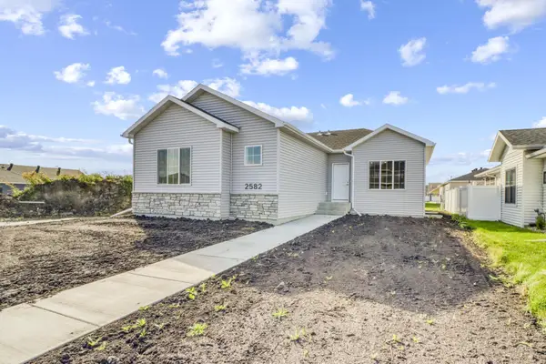 2575 Golden Lane S, Fargo, ND 58104