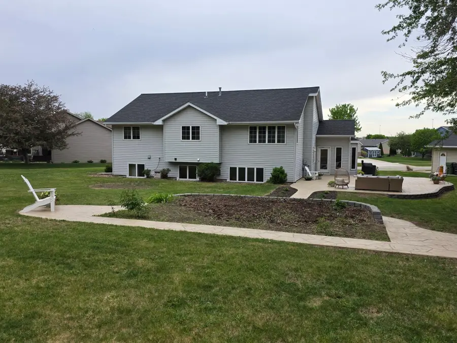 885 Briarwood Drive, Worthington, MN 56187 - #2