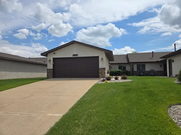 2126 Vierling Drive E, Shakopee, MN 55379