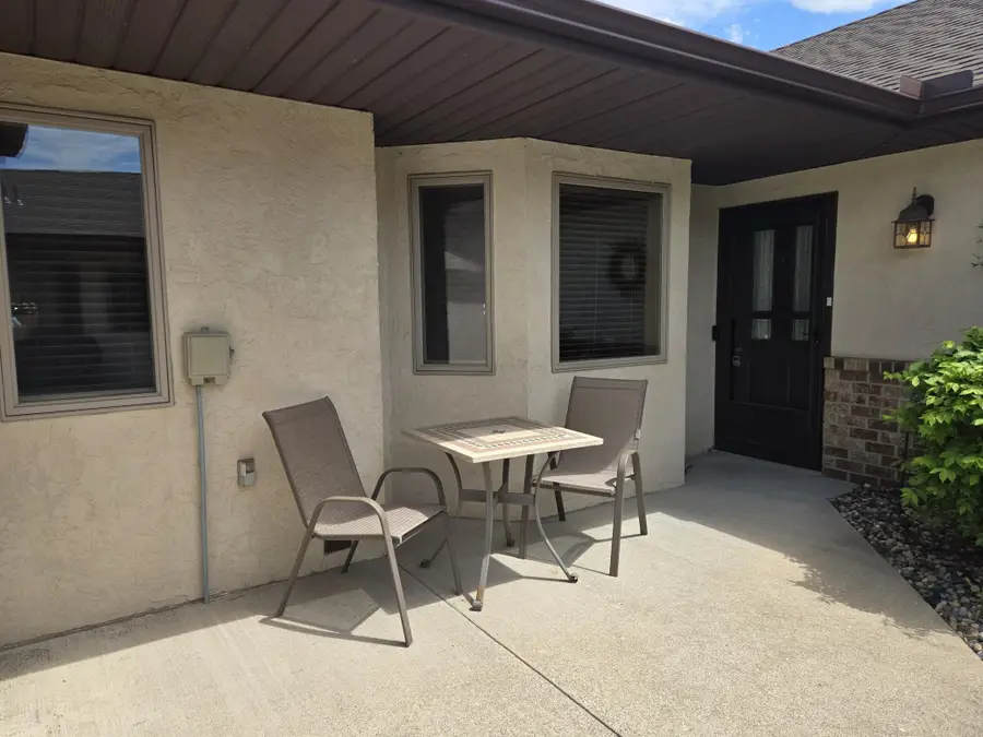 2126 Vierling Drive E, Shakopee, MN 55379 - #2