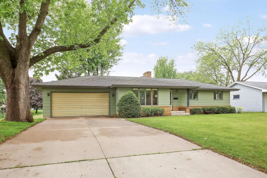 1044 Scott Street S, Shakopee, MN 55379 - #2