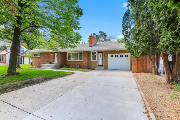 676 Shryer Avenue W, Roseville, MN 55113