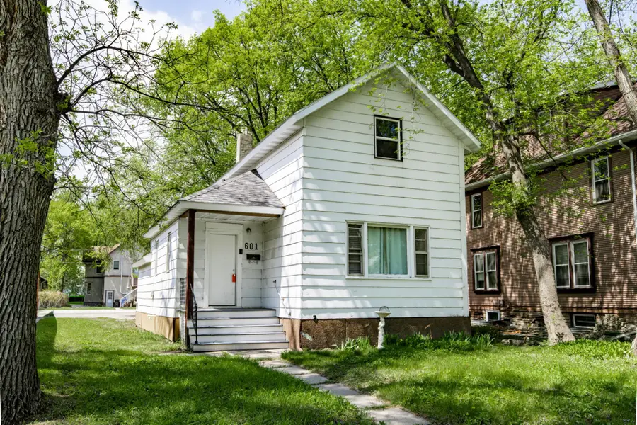 601 10th Street S, Fargo, ND 58103 - #3