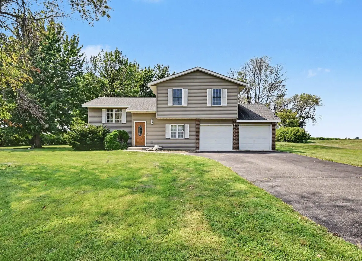 932 Hillside Avenue Sw, New Prague, MN 56071 - #1