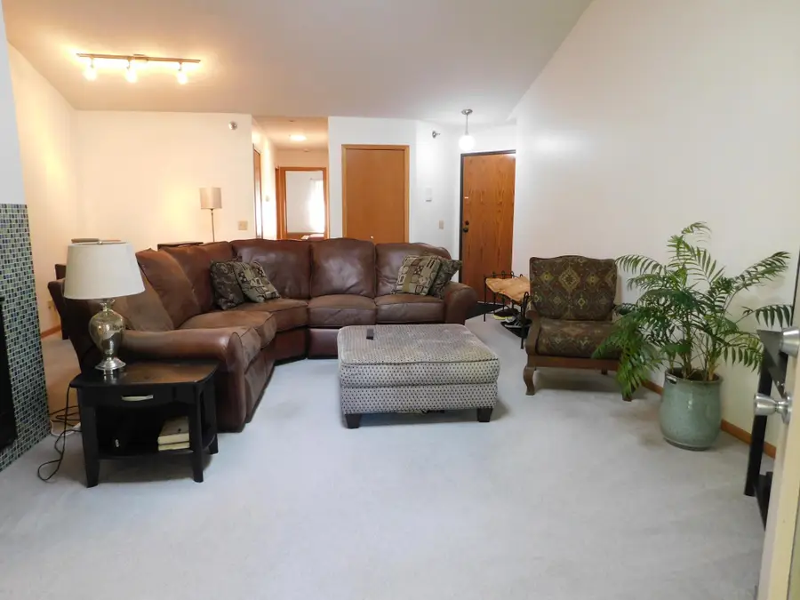 2527 Wilshire Court #8, Mendota Heights, MN 55120 - #3