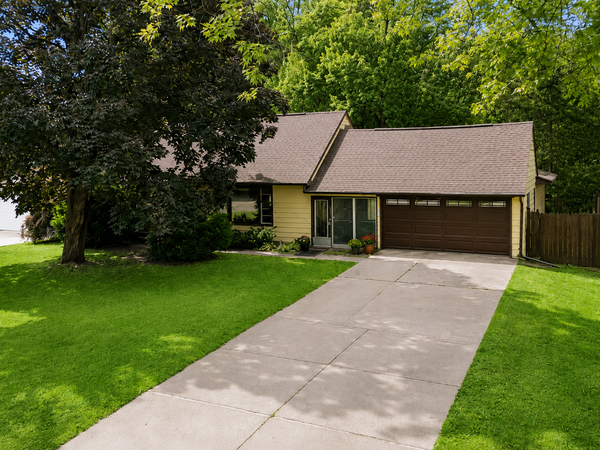 988 Sherren Street W, Roseville, MN 55113