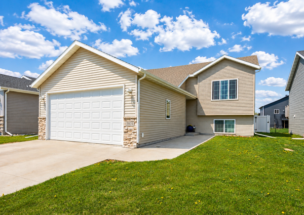 3831 32nd Street S, Moorhead, MN 56560