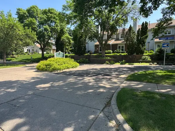 5304 Highpointe Terrace, Bloomington, MN 55437