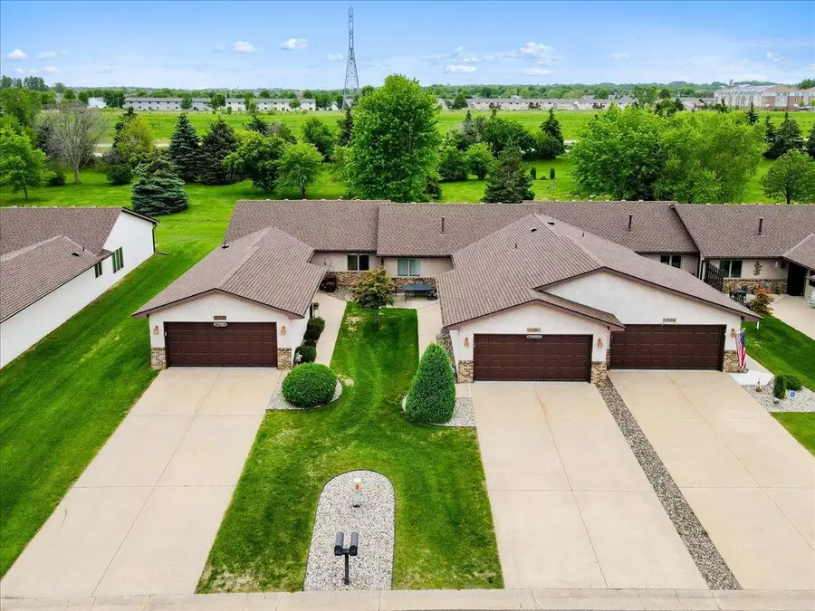 2084 Vierling Drive E, Shakopee, MN 55379 - #2