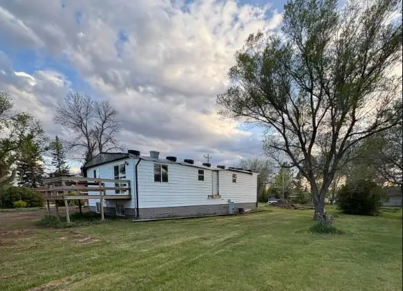 716 5th Avenue E, New England, ND 58647