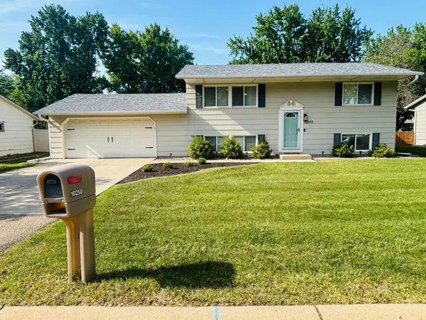 10250 99th Avenue N, Maple Grove, MN 55369