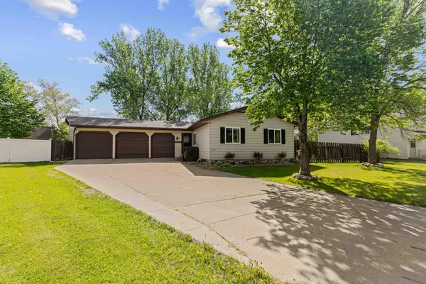 2954 Heatherwood Circle S, Moorhead, MN 56560