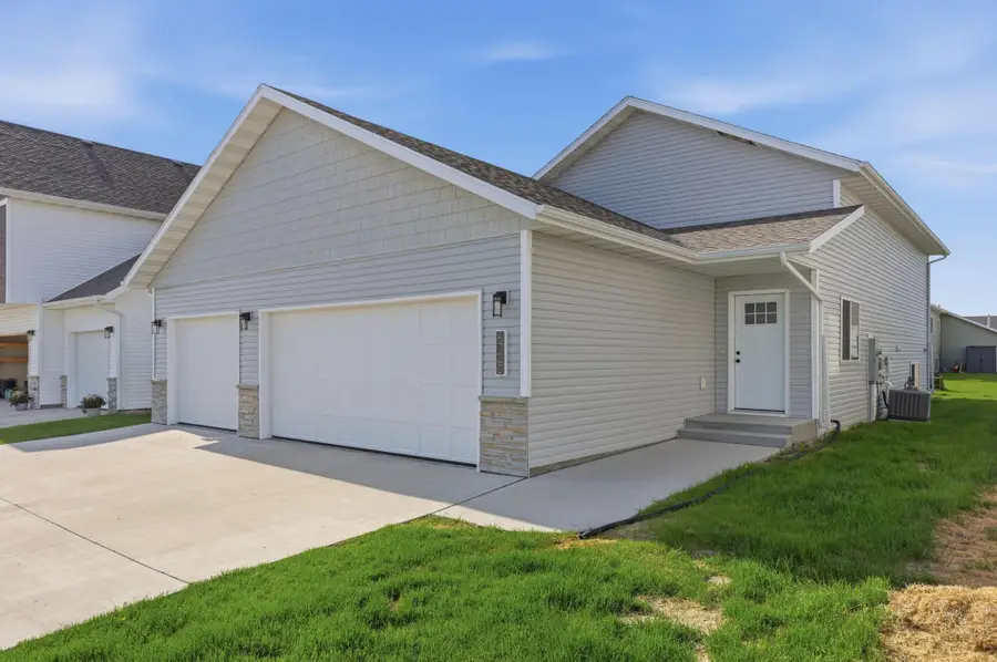6722 70th Avenue S, Horace, ND 58047 - #2