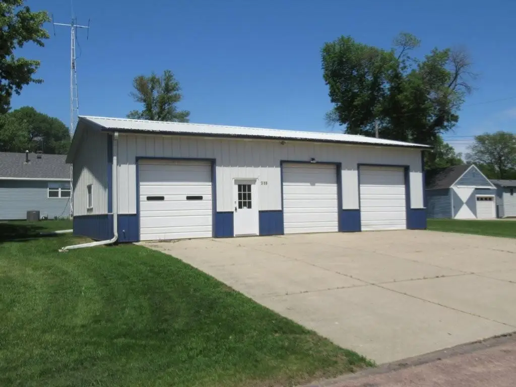 129 S Summit Avenue, Hills, MN 56138 - #1