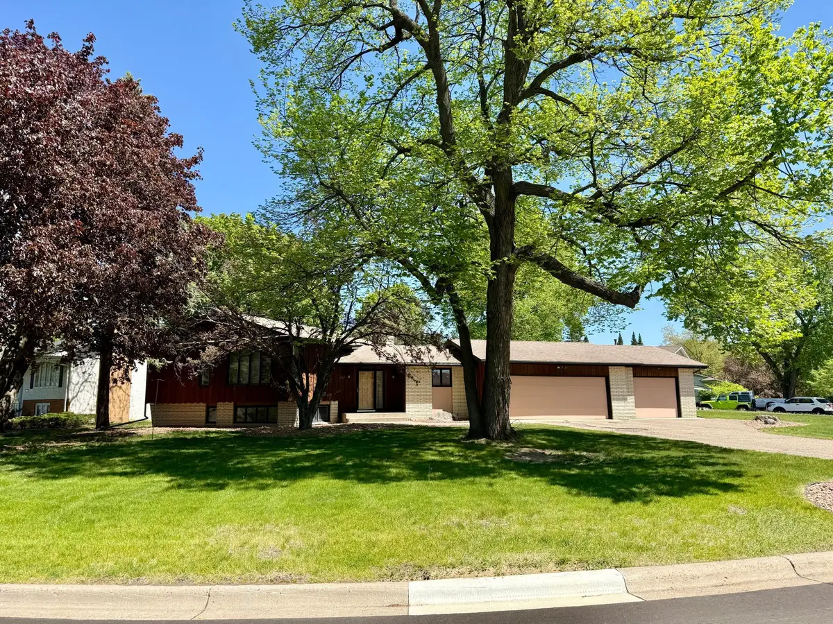 1062 Crestview Drive S, Maplewood, MN 55119 - #1
