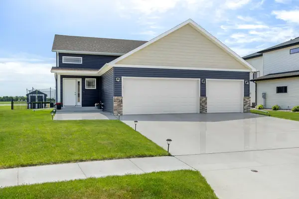 1714 75th Avenue S, Fargo, ND 58104