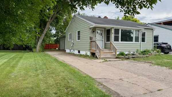 326 Elmwood Avenue S, Fargo, ND 58103