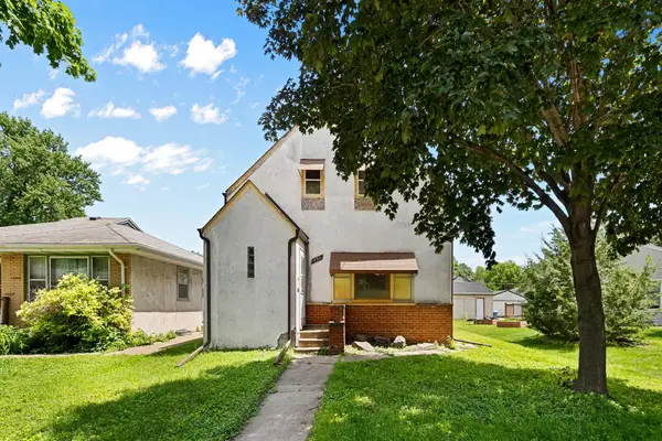 890 26th Avenue Se, Minneapolis, MN 55414